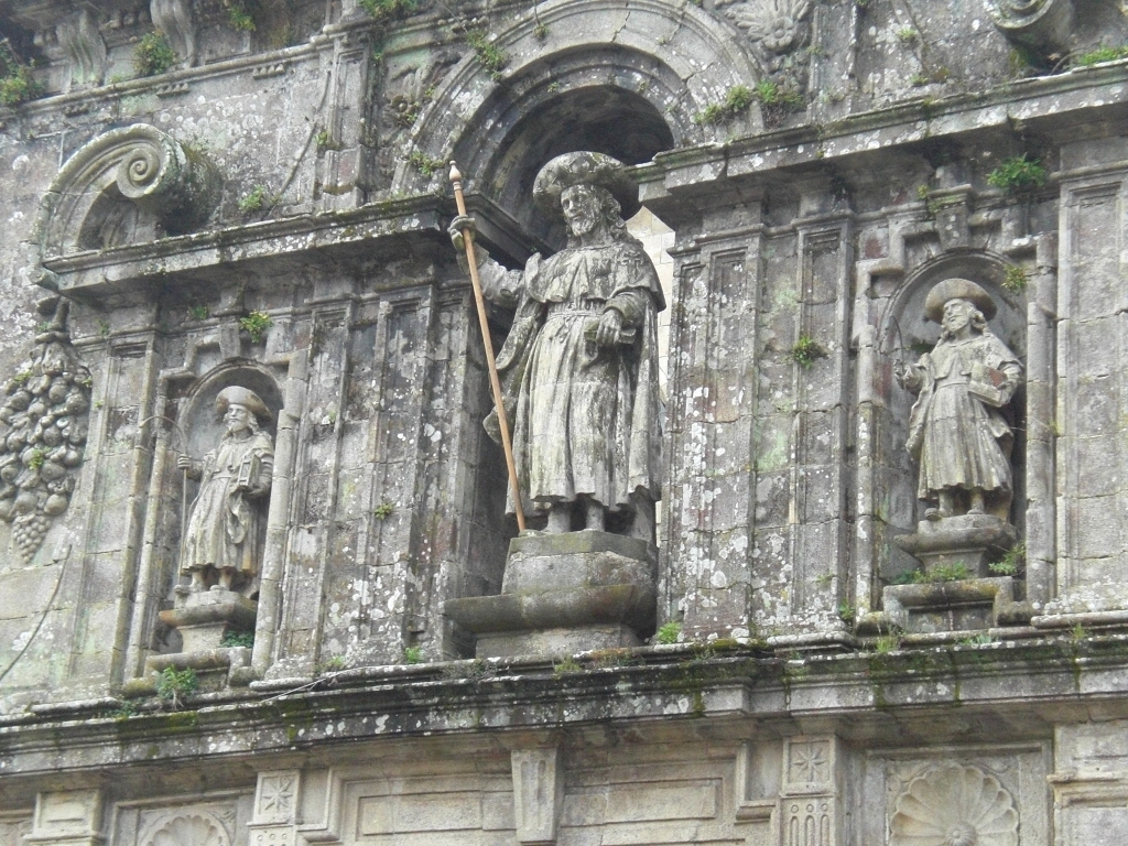 Dettaglio delle statue che ornano la facciata principale della cattedrale
